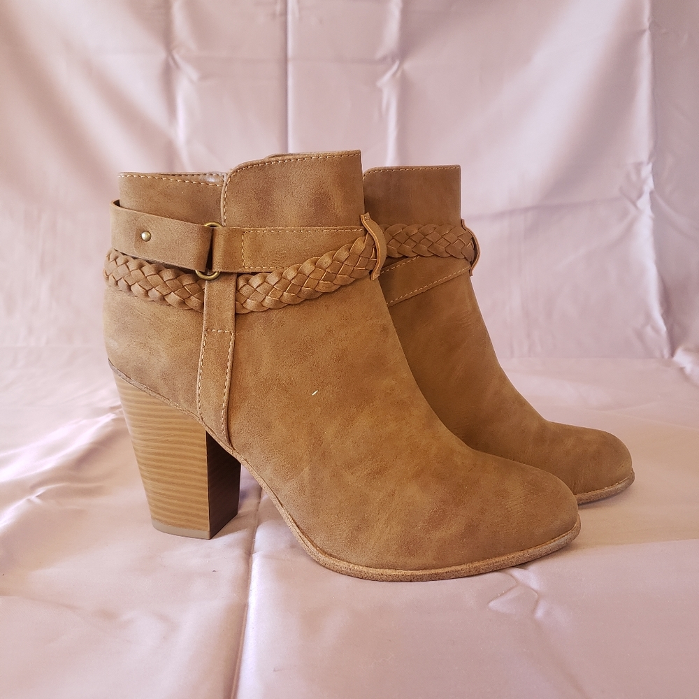 NWOB Limelight Jenelle Ankle Boots Cognac
